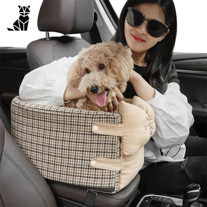 Femme tenant un chien dans un siège auto Ultimate Comfort pour animaux